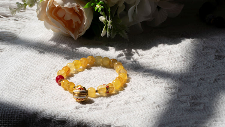 Elegant citrine bracelet (citrine crystal bracelet) featuring radiant, golden citrine stones in a refined, modern design.